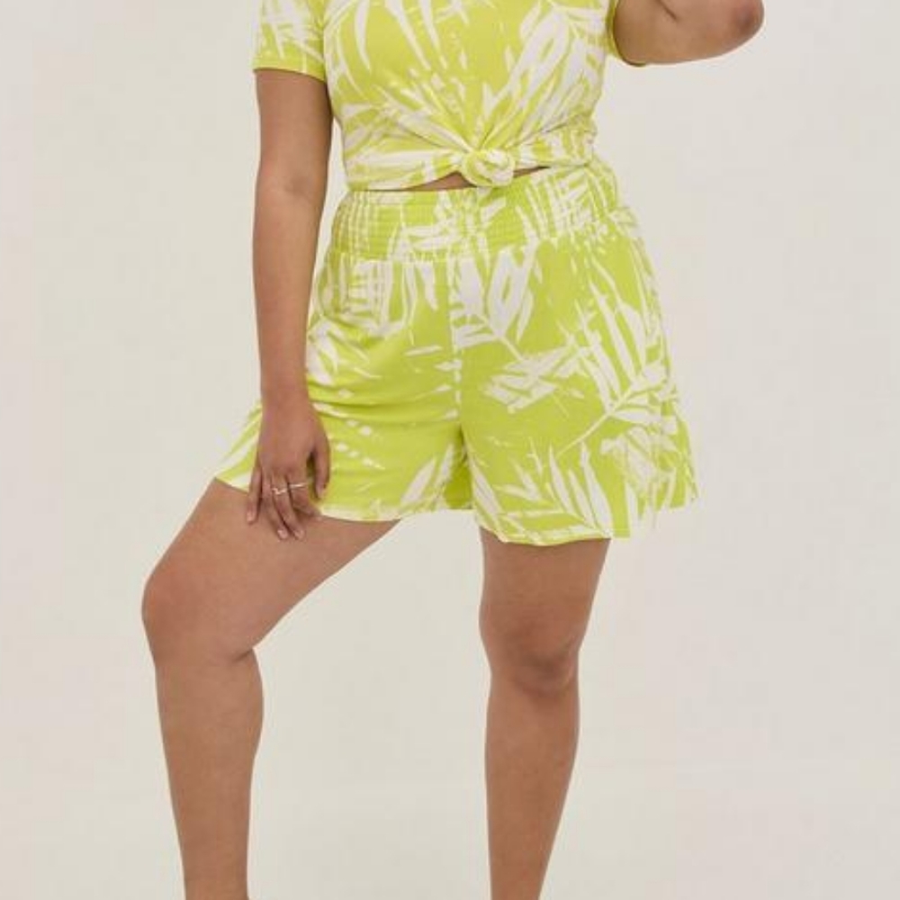 Torrid 5 inch Pull On Super Soft High Rise Short Palm Tropical 1X